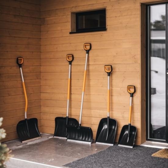 Prekės „Kastuvas sniegui teleskop.X-series Fiskars  IŠPARDUOTA“ paveikslėlis