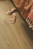Prekės nuotrauka Vinilinės grindys Quick-Step, Cotton ąžuolas giliai natūralus, AVMPU40203, 1494x209x5+1mm, 33 klasė, su užraktu ir su paklotu, Bloom kolekcija