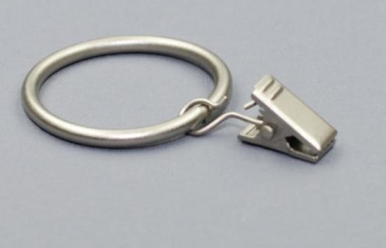 Prekės „Karnizo žiedas metalinis, šviesiai matinės sidabro spalvos su segtukais 25 mm 10 vnt“ paveikslėlis