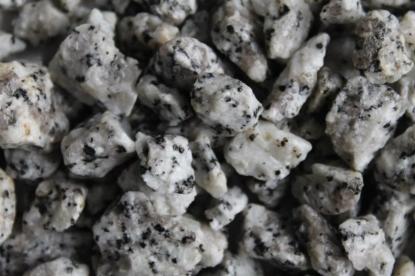 Prekės „Dekoratyvinė skalda juoda / balta 4 - 8 mm 25 kg 03281“ paveikslėlis