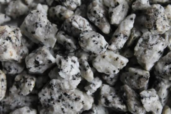 Prekės „Dekoratyvinė skalda juoda / balta 4 - 8 mm 25 kg 03281“ paveikslėlis
