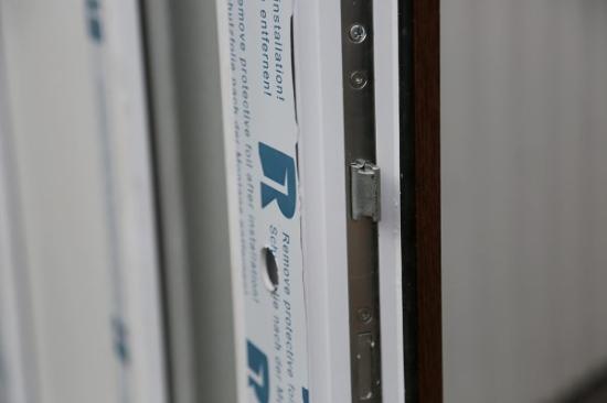 Prekės „Durys lauko PVC BAZ 1620 100x2100 kairė, riešutas“ paveikslėlis