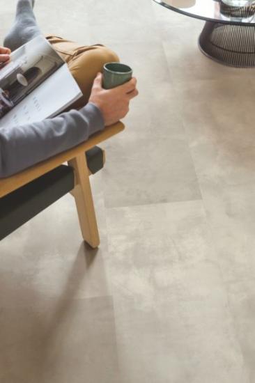 Prekės „Laminuotos grindys Quick-Step, Beicuotas betonas, MUS5491, 1200x396x8mm, 32 klasė, Muse HydroSeal kolekcija“ paveikslėlis