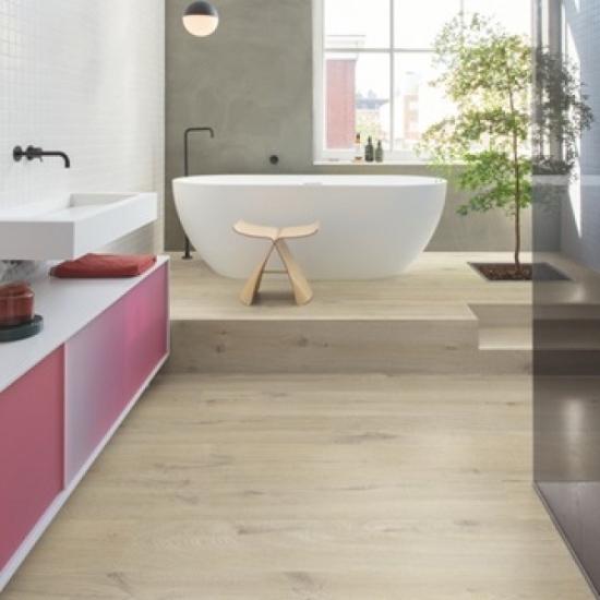 Prekės „Vinilinės grindys Quick-Step, Cotton ąžuolas smėlio spalvos, AVMPU40103, 1494x209x5+1mm, 33 klasė, su užraktu ir su paklotu, Bloom kolekcija“ paveikslėlis