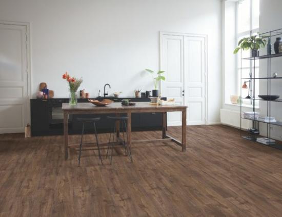 Prekės „Vinilinės grindys Quick-Step, Autumn ąžuolas šokolado spalvos, AVMPU40199, 1494x209x5+1mm, 33 klasė, su užraktu ir su paklotu, Bloom kolekcija“ paveikslėlis