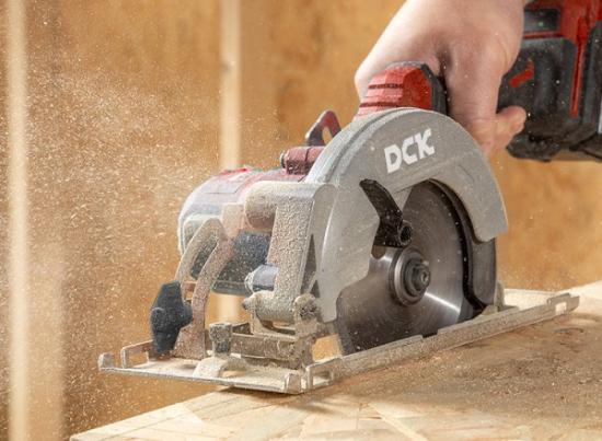 Prekės „Akumuliatorinis bešepetėlinis diskinis pjūklas 125mm, 20V, KDMY125FK, DCK (2x5,0Ah akumuliatorius, įkroviklis)“ paveikslėlis