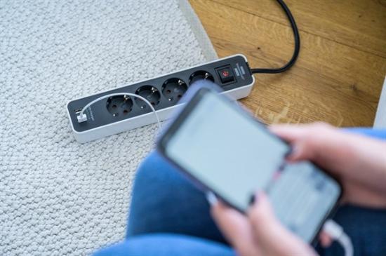 Prekės „Ilgiklis 4l 1,5m 2USB-C+1USB AB su jungikliu juodas Ecolor Brennenstuhl“ paveikslėlis